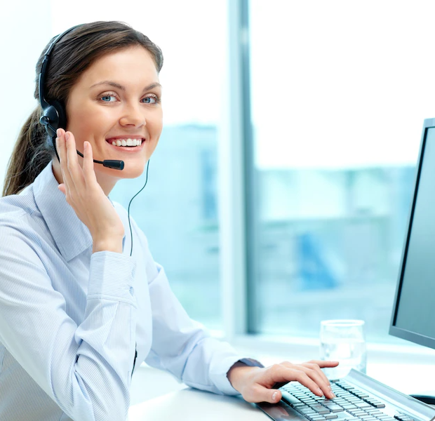 businesswoman-call-center-office_1098-984